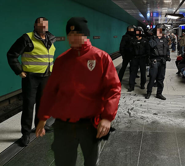 In Mannschaftsstärke versuchten die Polizeibeamten, der Lage am Wettersteinplatz bei der Abfahrt der HFC-Fans Herr zu werden. Es gelang der Polizei nur unter großer Mühe.