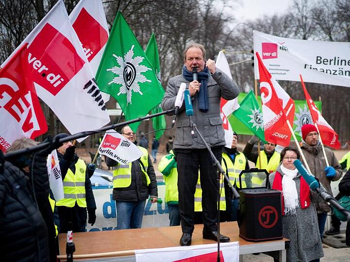 Frank Bsirske, Vorsitzender der Gewerkschaft ver.di, spricht zu Gewerkschaftsmitgliedern.