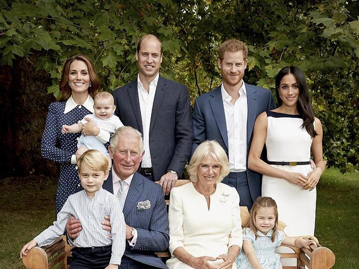 Prinz Charles (vorne l) in den Gärten des Clarence House gemeinsam mit Camilla (vorne r), Herzogin von Cornwall, Prinz William (hinten 2.v.l), Kate (hinten l), Herzogin von Cambridge, deren Kindern Prinz George, Prinzessin Charlotte, Prinz Louis, sowie Prinz Harry (hinten 2.v.r) und Meghan (hinten r).
