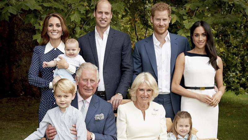 Prinz Charles (vorne l) in den Gärten des Clarence House gemeinsam mit Camilla (vorne r), Herzogin von Cornwall, Prinz William (hinten 2.v.l), Kate (hinten l), Herzogin von Cambridge, deren Kindern Prinz George, Prinzessin Charlotte, Prinz Louis, sowie Prinz Harry (hinten 2.v.r) und Meghan (hinten r). Prinz Charles (vorne l) in den Gärten des Clarence House gemeinsam mit Camilla (vorne r), Herzogin von Cornwall, Prinz William (hinten 2.v.l), Kate (hinten l), Herzogin von Cambridge, deren Kindern Prinz George, Prinzessin Charlotte, Prinz Louis, sowie Prinz Harry (hinten 2.v.r) und Meghan (hinten r).