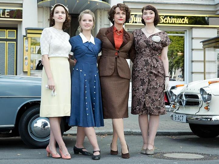 Emilia Schüle (l-r), Sonja Gerhardt, Claudia Michelsen und Maria Ehrich bei Dreharbeiten zum ZDF-Dreiteiler "Ku'damm 56".