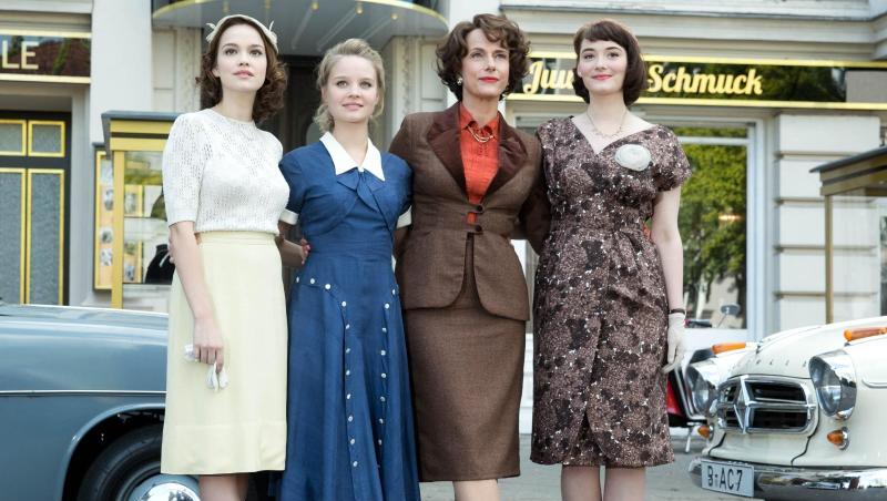 Emilia Schüle (l-r), Sonja Gerhardt, Claudia Michelsen und Maria Ehrich bei Dreharbeiten zum ZDF-Dreiteiler "Ku'damm 56". Emilia Schüle (l-r), Sonja Gerhardt, Claudia Michelsen und Maria Ehrich bei Dreharbeiten zum ZDF-Dreiteiler "Ku'damm 56".