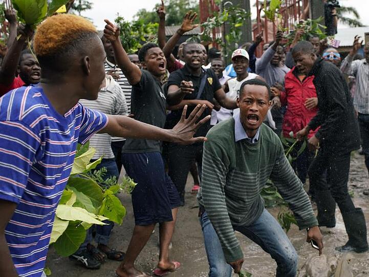 Wähler unterbrechen vor einem Wahllokal in Kinshasa eine Ansprache von Corneille Nangaa, Präsident der unabhängigen nationalen Wahlkommission (CENI), mit Zwischenrufen.