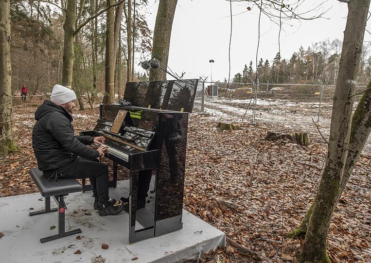 Der Pianist als Homo Politicus: Igor Levit spielt auf Einladung von Greenpeace im von der Abholzung bedrohten Dannenröder Forst.