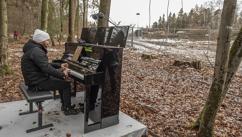 Der Pianist als Homo Politicus: Igor Levit spielt auf Einladung von Greenpeace im von der Abholzung bedrohten Dannenröder Forst. Der Pianist als Homo Politicus: Igor Levit spielt auf Einladung von Greenpeace im von der Abholzung bedrohten Dannenröder Forst.