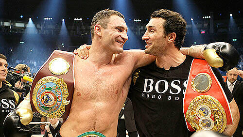 Die Gürtelsammler: Vitali Klitschko (l.), Champion der WBC, und Wladimir, Weltmeister der IBF, WBO und IBO. Jetzt soll Vitali gegen Lennox Lewis ran Die Gürtelsammler: Vitali Klitschko (l.), Champion der WBC, und Wladimir, Weltmeister der IBF, WBO und IBO. Jetzt soll Vitali gegen Lennox Lewis ran