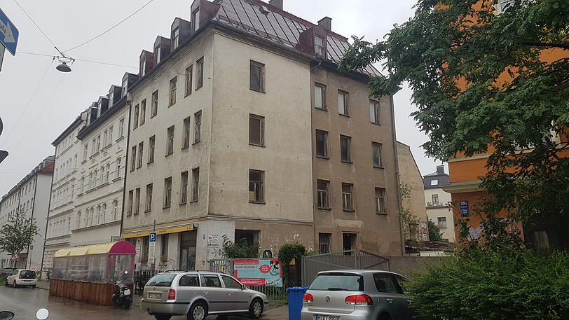 Ende der 1970er kaufte eine Gemeinschaft das Haus an der Geyerstraße 17. Man wollte erst sanieren, dann abreißen und neu bauen. Allerdings größer, als es die Stadt erlaubt. Seither wird darum gestritten. Ende der 1970er kaufte eine Gemeinschaft das Haus an der Geyerstraße 17. Man wollte erst sanieren, dann abreißen und neu bauen. Allerdings größer, als es die Stadt erlaubt. Seither wird darum gestritten.