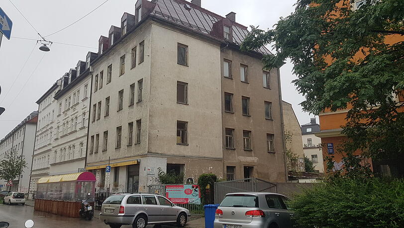 Ende der 1970er kaufte eine Gemeinschaft das Haus an der Geyerstraße 17. Man wollte erst sanieren, dann abreißen und neu bauen. Allerdings größer, als es die Stadt erlaubt. Seither wird darum gestritten. Ende der 1970er kaufte eine Gemeinschaft das Haus an der Geyerstraße 17. Man wollte erst sanieren, dann abreißen und neu bauen. Allerdings größer, als es die Stadt erlaubt. Seither wird darum gestritten.