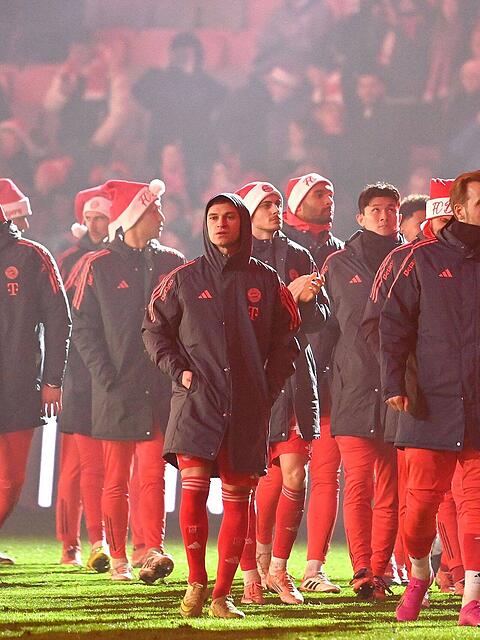 Bedr&ouml;ppelte Gesichter, aber wenigstens nicht verloren: Die Bayern-Stars verabschieden sich w&auml;hrend der Weihnachtsshow in der Arena, bei der auch der T&ouml;lzer Knabenchor singt, von den Fans.