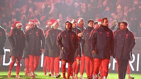 Bedröppelte Gesichter, aber wenigstens nicht verloren: Die Bayern-Stars verabschieden sich während der Weihnachtsshow in der Arena, bei der auch der Tölzer Knabenchor singt, von den Fans.
