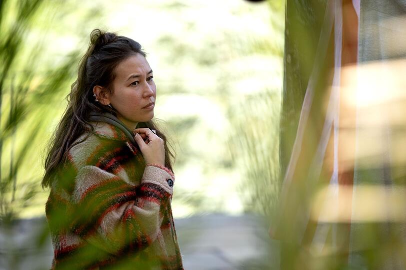 Ihre Assistentin Yuma (Malaya Stern Takeda) ist für Lisa die wichtigste Verbindung zur Außenwelt. Ihre Assistentin Yuma (Malaya Stern Takeda) ist für Lisa die wichtigste Verbindung zur Außenwelt.