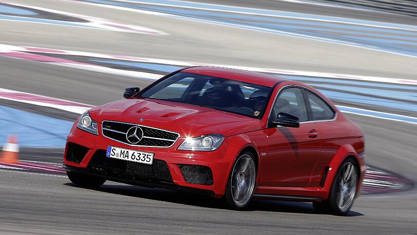 Der C 63 AMG hat 517 PS unter der Haube - damit ist das Coupé die bislang stärkste C-Klasse. Der C 63 AMG hat 517 PS unter der Haube - damit ist das Coupé die bislang stärkste C-Klasse.
