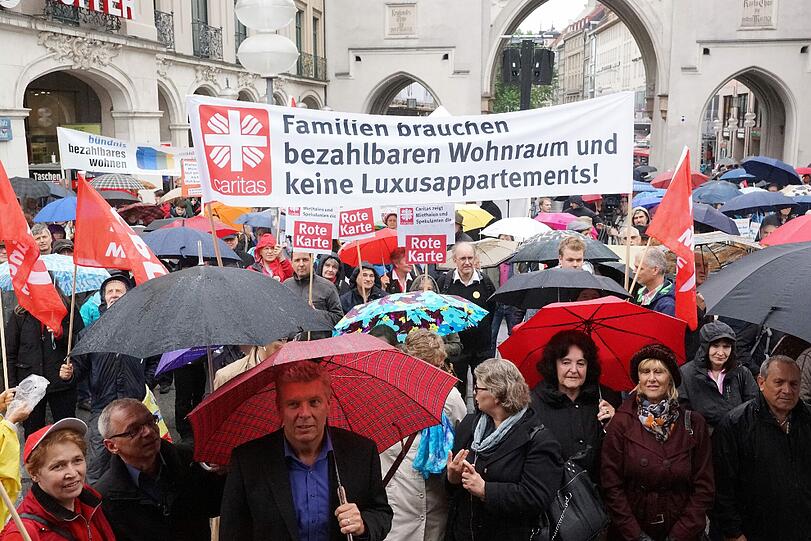 Demonstration am Stachus: Auch Dieter Reiter (SPD) hört den Rednern zu.
