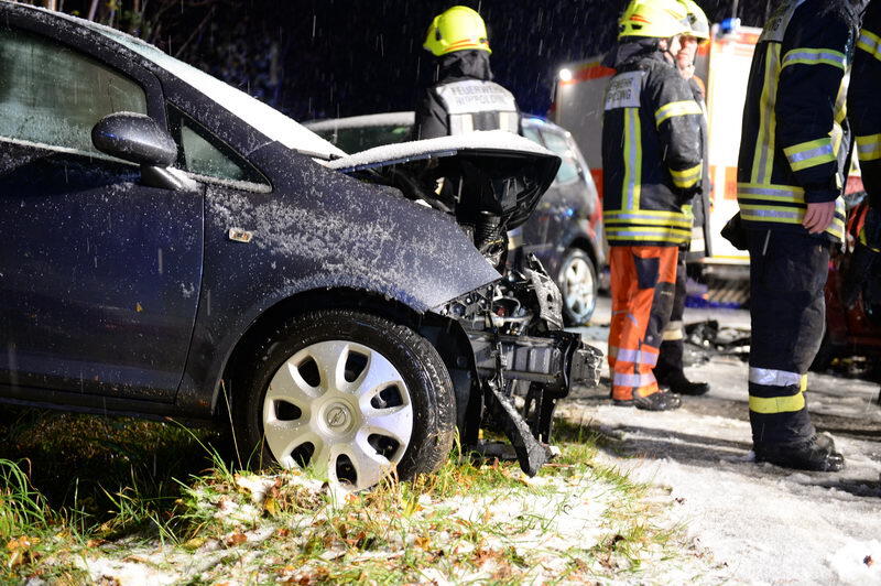 Unfall auf schneeglatter Fahrbahn bei Ruhpolding. Die Bilder vom Rettungseinsatz.