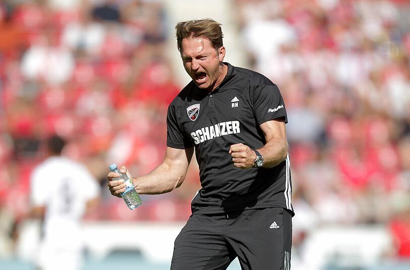 Der Ingolstädter Trainer Ralph Hasenhüttl jubelt nach dem Treffer seiner Mannschaft zum 0:1. Auch nach dem Spiel hatte der Trainer Grund zur Freude.