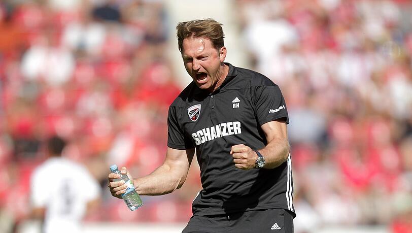 Der Ingolstädter Trainer Ralph Hasenhüttl jubelt nach dem Treffer seiner Mannschaft zum 0:1. Auch nach dem Spiel hatte der Trainer Grund zur Freude. Der Ingolstädter Trainer Ralph Hasenhüttl jubelt nach dem Treffer seiner Mannschaft zum 0:1. Auch nach dem Spiel hatte der Trainer Grund zur Freude.
