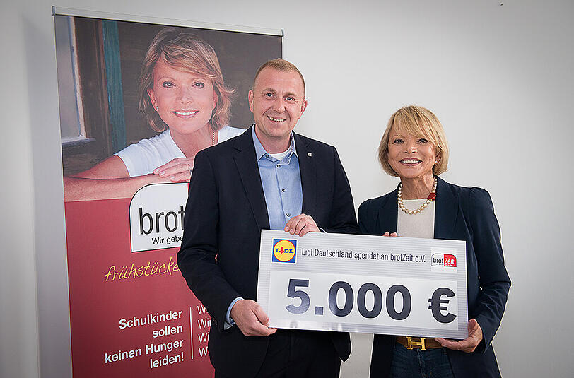 Uschi Glas nahm den Scheck gern entgegen.