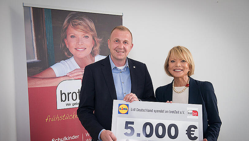 Uschi Glas nahm den Scheck gern entgegen. Uschi Glas nahm den Scheck gern entgegen.