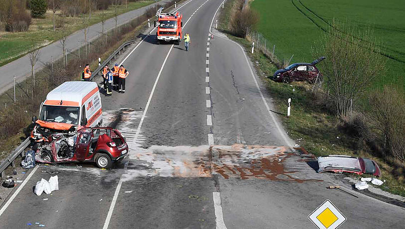 Zu einem schlimmen Verkehrsunfall kam es auf der B2 bei Germering. Dabei wurden eine Mutter und ihre zwei Kleinkinder schwer verletzt. Zu einem schlimmen Verkehrsunfall kam es auf der B2 bei Germering. Dabei wurden eine Mutter und ihre zwei Kleinkinder schwer verletzt.