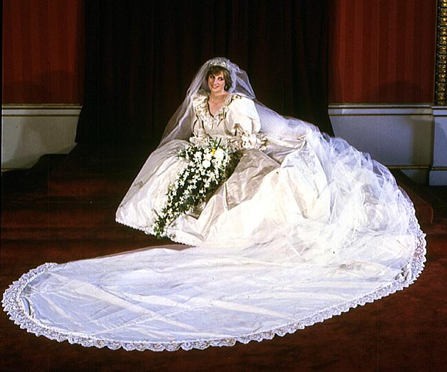 Royal: Die damals 20-Jährige posiert 1981 in ihrem Hochzeitskleid.