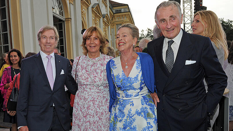 Leopold Prinz von Bayern (l.) und seine Frau Ursula Prinzessin von Bayern (2.v.l) sowie Herzog Max in Bayern (r.) und seine Ehefrau Herzogin Elisabeth.