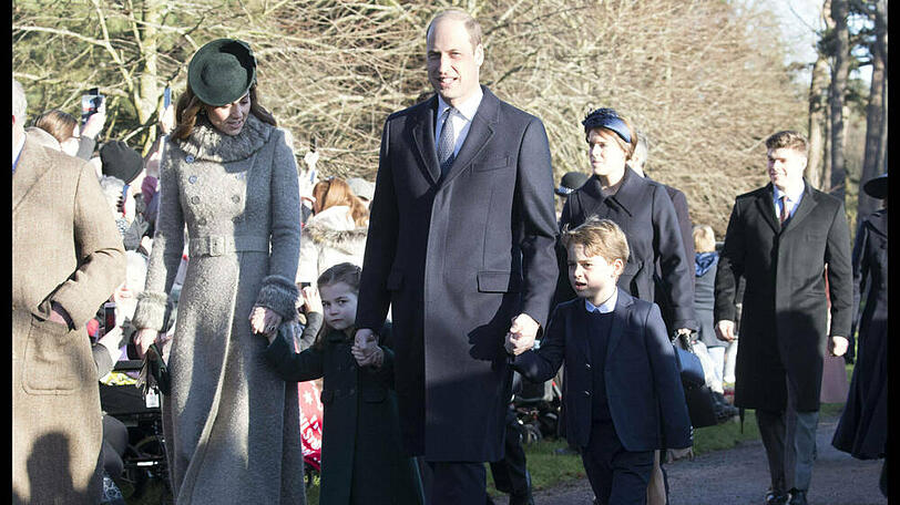 Herzogin Kate und Prinz William mit ihren Kindern Charlotte und George auf dem Weg zur Weihnachtsmesse