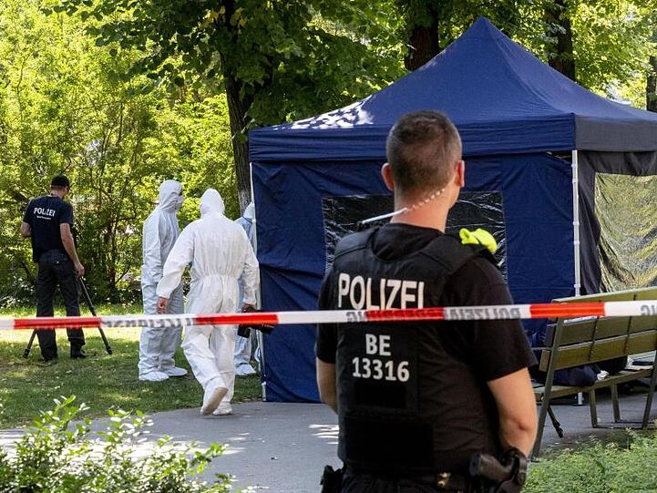 Beamte der Spurensicherung arbeiten im August 2019 am Tatort im Kleinen Tiergarten.