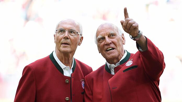Franz "Bulle" Roth (r.) nimmt Abschied von Franz Beckenbauer.