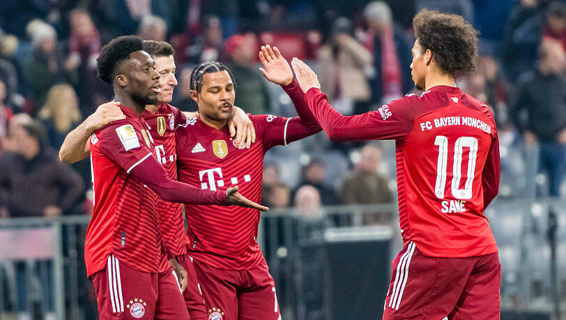 Der FC Bayern feiert den Heimsieg gegen Freiburg. Der FC Bayern feiert den Heimsieg gegen Freiburg.
