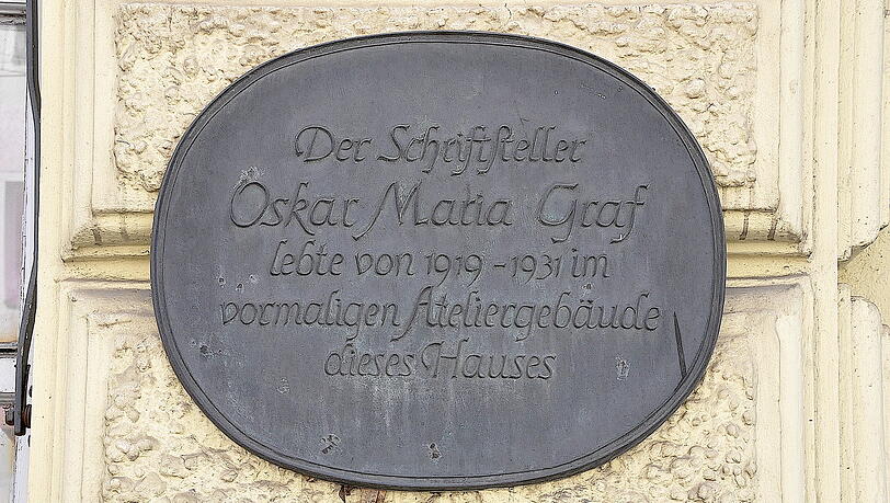 Das originale Gebäude steht nicht mehr, eine Tafel erinnert trotzdem an Oskar Maria Graf. Das originale Gebäude steht nicht mehr, eine Tafel erinnert trotzdem an Oskar Maria Graf.