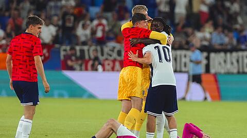 Nick Woltemade (unten) und die U21 verpassen den EM-Titel.