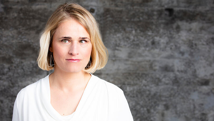 Die vierfache Weltmeisterin (43) im Biathlon und Skilanglauf und zwölffache Paralympics-Siegerin ist seit 2018 Präsidentin des Sozialverbands VdK Deutschland und seit 2023 Landesvorsitzende des VdK Bayern. Der VdK berät seine Mitglieder in sozialrechtlichen Fragen wie etwa zur Rente. Die vierfache Weltmeisterin (43) im Biathlon und Skilanglauf und zwölffache Paralympics-Siegerin ist seit 2018 Präsidentin des Sozialverbands VdK Deutschland und seit 2023 Landesvorsitzende des VdK Bayern. Der VdK berät seine Mitglieder in sozialrechtlichen Fragen wie etwa zur Rente.