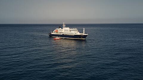 Die MV Hondius liegt vor den Kapverden im Atalantik vor Anker.