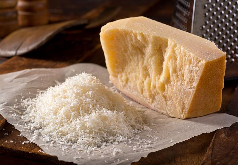 Parmesan wäre in größeren Mengen denkbar ungesund, weil er sehr gehaltvoll ist. Durch seine Würzigkeit reichen aber oft schon kleine Mengen für ein intensives Geschmackserlebnis. Ähnlich ist es beim Feta - auch er hat einen sehr intensiven Eigengeschmack und macht es uns vergleichsweise leicht, uns an die empfohlenen Tagesmengen zu halten. Parmesan wäre in größeren Mengen denkbar ungesund, weil er sehr gehaltvoll ist. Durch seine Würzigkeit reichen aber oft schon kleine Mengen für ein intensives Geschmackserlebnis. Ähnlich ist es beim Feta - auch er hat einen sehr intensiven Eigengeschmack und macht es uns vergleichsweise leicht, uns an die empfohlenen Tagesmengen zu halten.