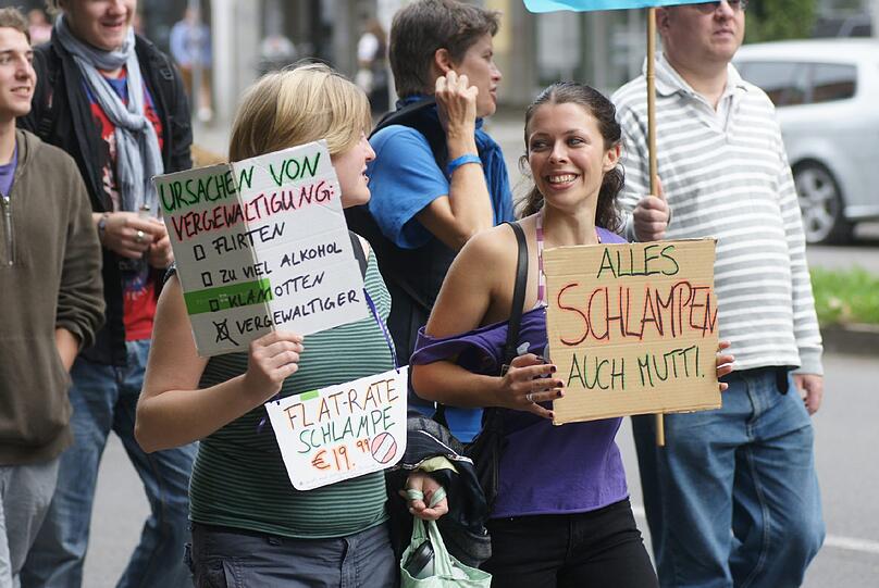 Beim Slutwalk in München haben heute rund 200 Menschen unter dem Motto "Nein heißt Nein" gegen Diskriminierung und Sexismus demonstriert. Sie stellen sich damit gegen sexualisierte Gewalt sowie gegen Vergewaltigungsmythen und -verharmlosungen.