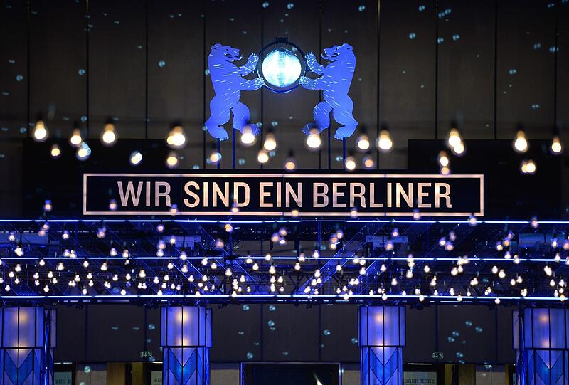 "Wir sind ein Berliner" steht groß über der Abfertigungshalle des ehemaligen Berliner Flughafens Tempelhof, wo im Rahmen der Fashion Week die Modemesse "Bread & Butter" stattfindet.