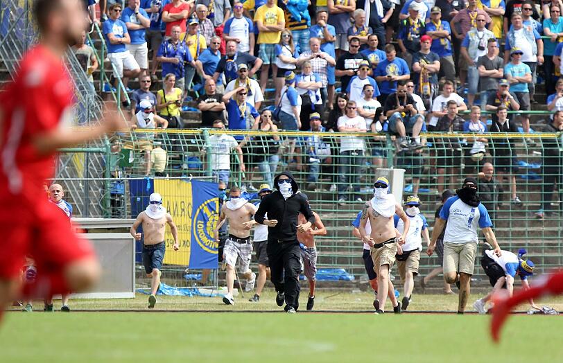 Schockierende Bilder aus Erfurt: Radalierende Leipzig-Fans haben für einen Spielabbruch gesorgt.