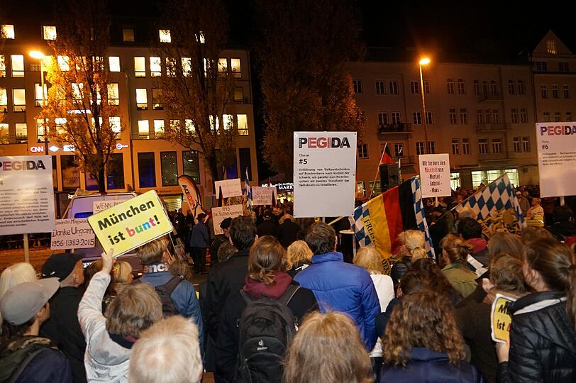Pegida-Demonstranten und Gegendemonstranten hier an der Münchner Freiheit.