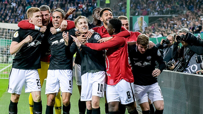 Emil Forsberg (Mitte, Nummer 10) lässt sich von seinen Leipziger Teamkollegen für sein Tor zum 3:1 gegen den Hamburger SV feiern.