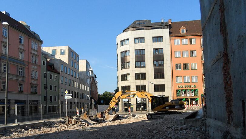 Hier soll schon bald ein repräsentatives Büro- und Geschäftshaus hochgezogen werden. Hier soll schon bald ein repräsentatives Büro- und Geschäftshaus hochgezogen werden.