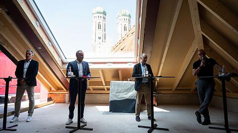 Bayern-Welt mit Blick auf die Frauenkirche: Vorstandsmitglied Jörg Wacker und Vorstandsboss Karl-Heinz Rummenigge.