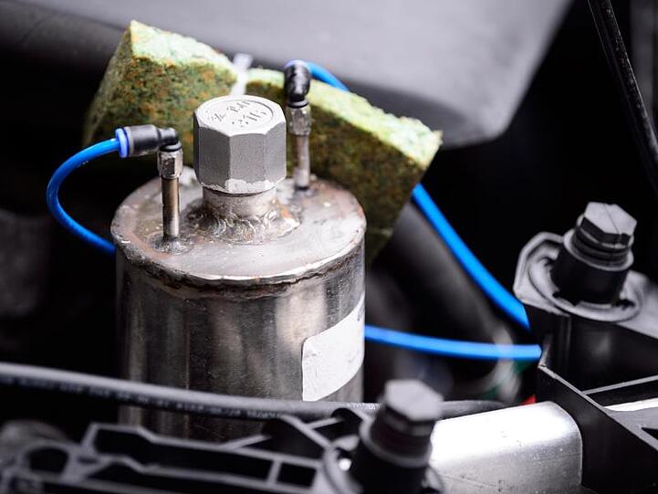 Nach der Umrüstung: Motorraum eines Euro-5-Dieselfahrzeugs.