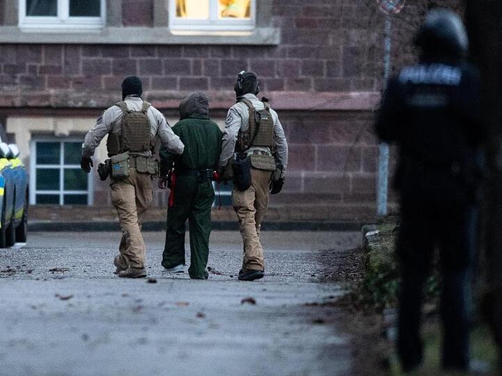Beamte des Bundeskriminalamtes haben im Kreis Dithmarschen drei Männer aus dem Irak festgenommen. Sie sollen einen Terroranschlag in Deutschland geplant haben.