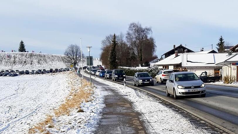 Lange Schlangen:Ausflügler in der Redion Schliersee. Lange Schlangen:Ausflügler in der Redion Schliersee.