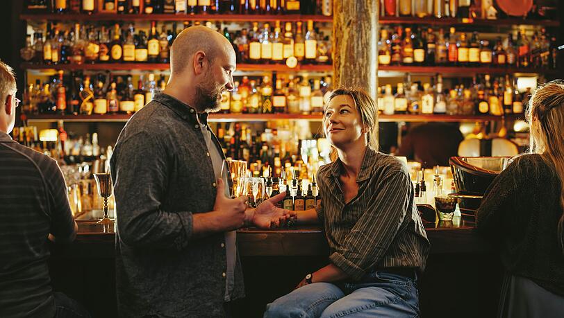 Mit dem Bier in der Bar funktioniert’s schon mal: Die Neue Cris Blohm (Johanna Wokalek) und ihr Kollege Kriminalhauptkommissar Dennis Eden (Stephan Zinner). Mit dem Bier in der Bar funktioniert’s schon mal: Die Neue Cris Blohm (Johanna Wokalek) und ihr Kollege Kriminalhauptkommissar Dennis Eden (Stephan Zinner).