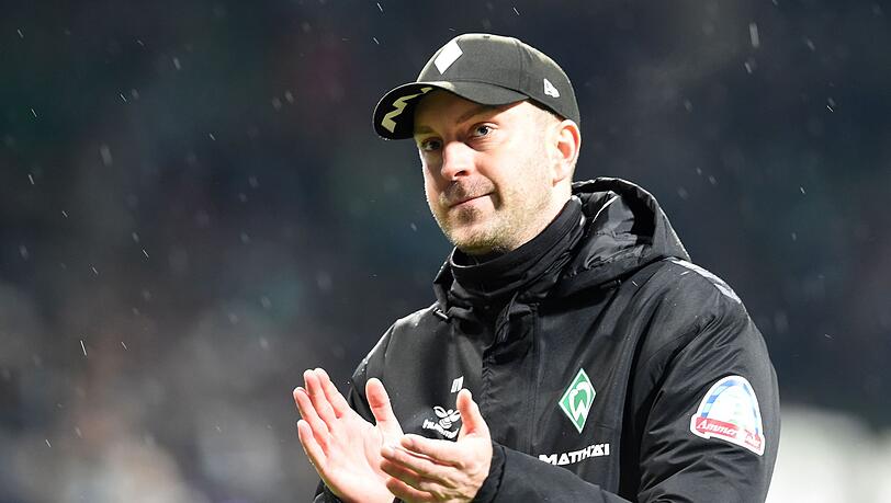 Werder Trainer Ole Werner bedankt sich bei den Fans.