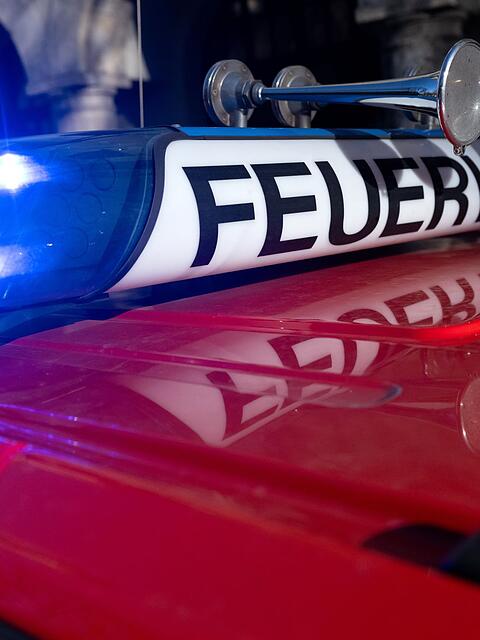 Einsatzkr&auml;fte der Feuerwehr pumpten nach dem Leck in der Biogasanlage in Wassertr&uuml;dingen verunreinigte Gew&auml;sser ab. (Symbolbild)