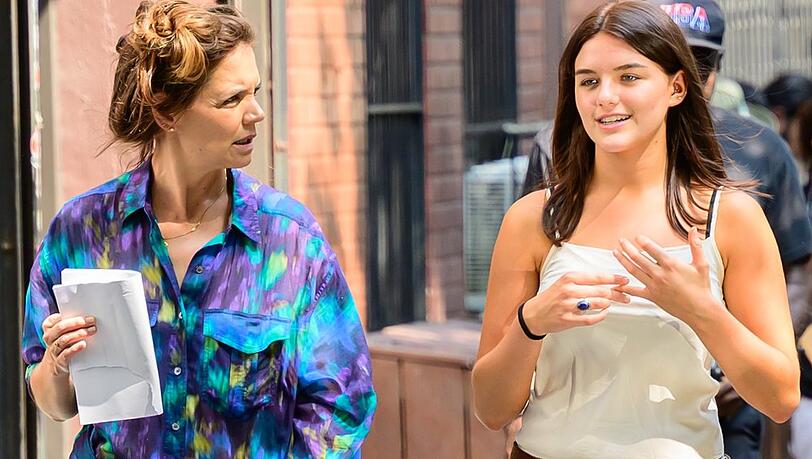 Katie Holmes (li.) bekam im vergangenen August Besuch von ihrer Tochter am "Happy Hours"-Set. Katie Holmes (li.) bekam im vergangenen August Besuch von ihrer Tochter am "Happy Hours"-Set.