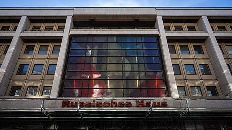Harmloses Kulturzentrum, Propagandaschleuder oder Spionagenest? Am Russischen Haus scheiden sich die Geister.