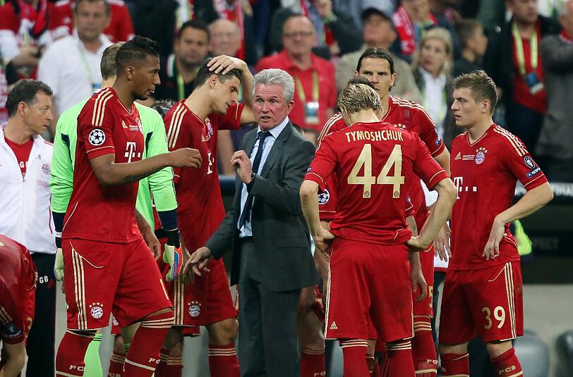 Trainer Jupp Heynckes mit seinen erschöpften Spielern. Auch ihm ist die Enttäuschung anzusehen.